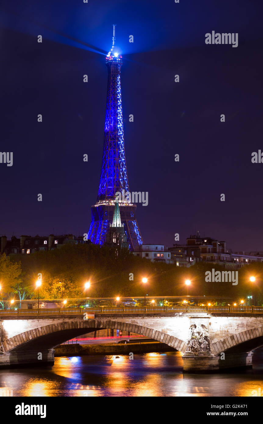 PARIS, Frankreich-NOVEMBER 16:Eiffel Turm leuchtenden blau beleuchtet in der Nacht auf den 16. November 2009, in Paris, Frankreich Stockfoto