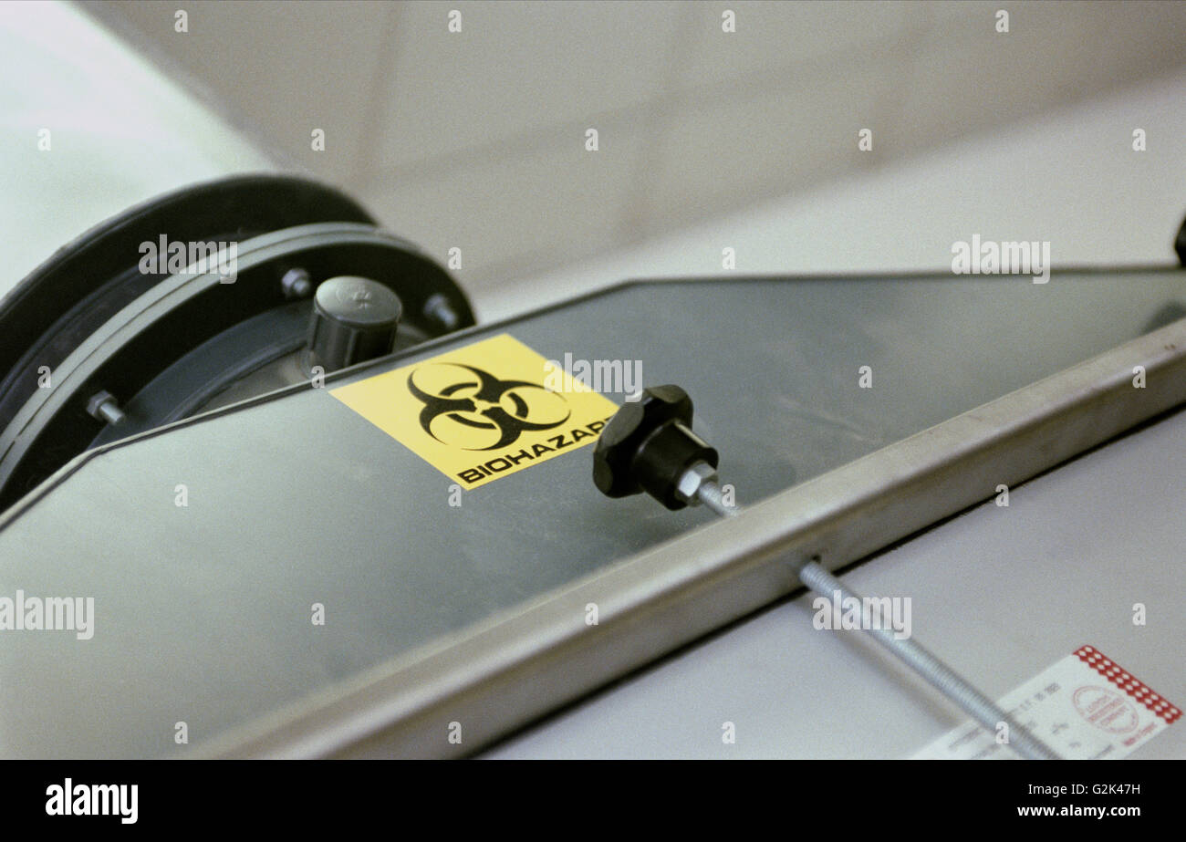 Biohazard Warnschilds am Labor-Equipment Stockfoto