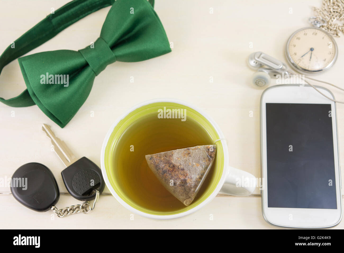 Tasse Tee und Zubehör für einen erfolgreichen Tag Stockfoto