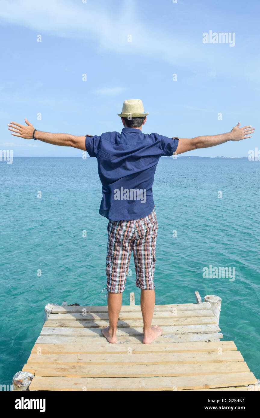Mann auf einem Dock am Meer Stockfoto