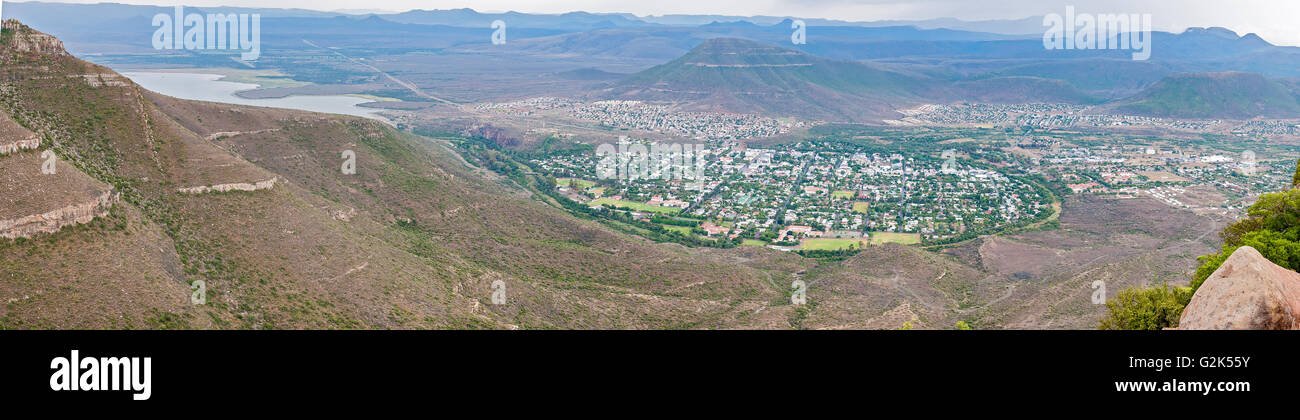 Einen Panoramablick über Graaff Reinet zum Valley of Desolation Aussichtspunkt von der Straße aus gesehen. Die Stadt liegt in einem der Horseshoe bend Stockfoto