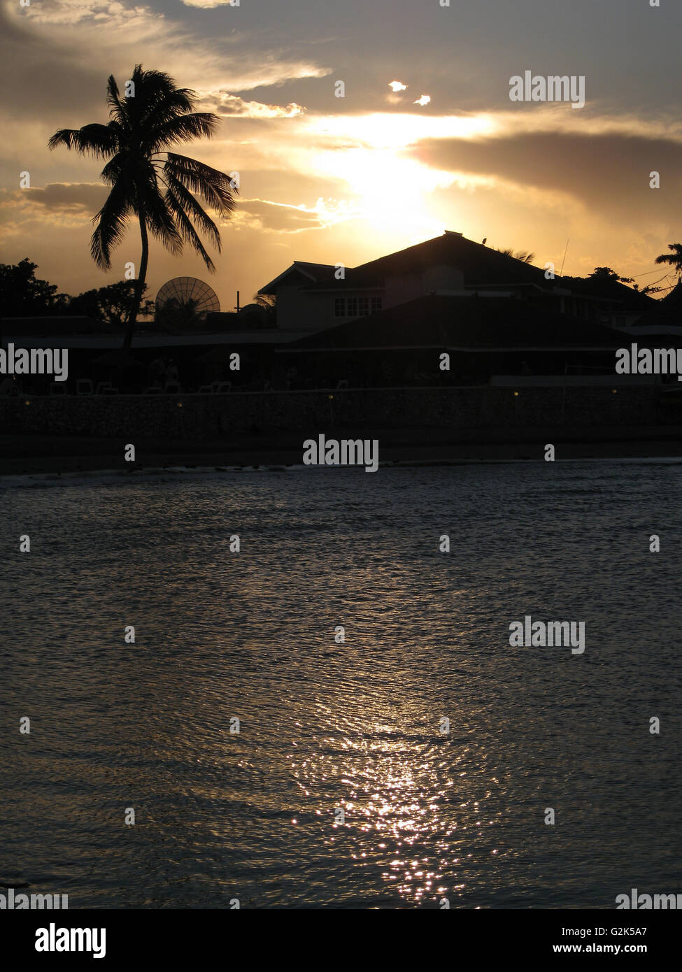Wunderschönen tropischen Sonnenuntergang, warmen Sommertag und Reflexion von der warmen karibischen Meer Stockfoto