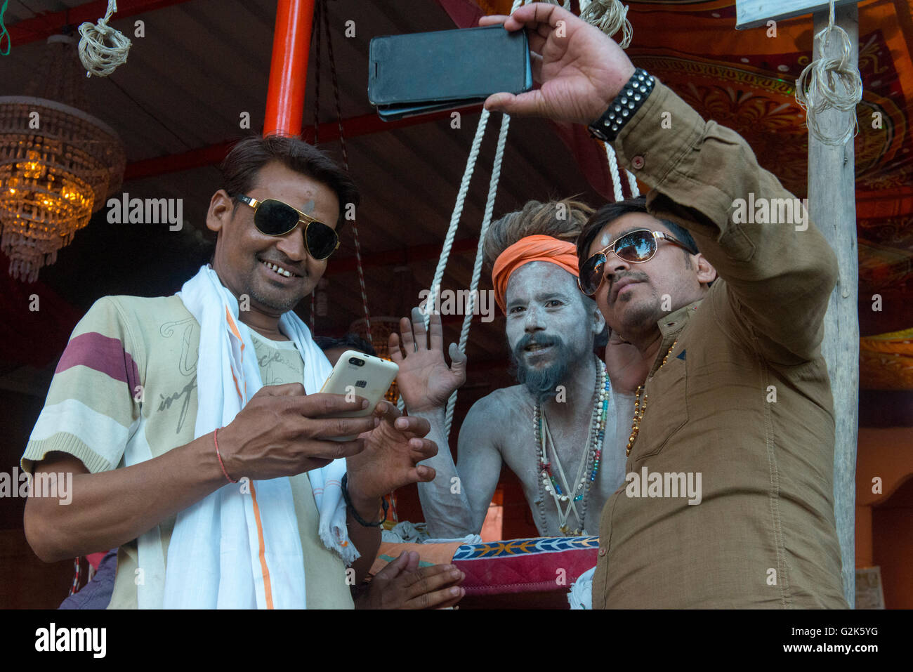 Zwei Männer schießen Selfie mit Naga Sadhu auf Sling In Akhara, Ujjain Kumbh Mela 2016 Stockfoto