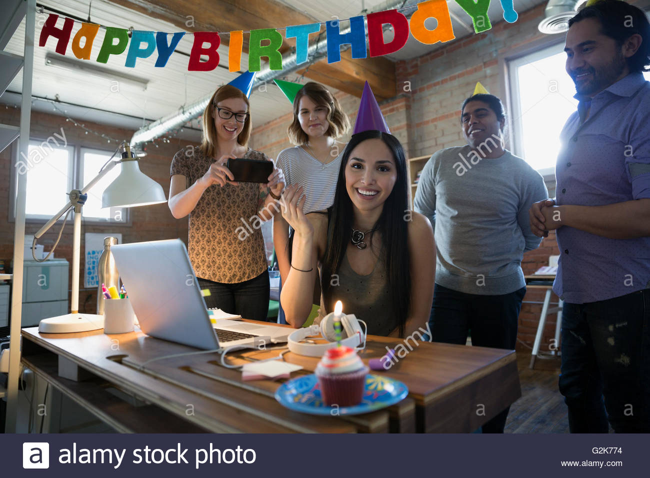 Porträt, Lächeln, Geschäftsfrau genießen Geburtstagsparty mit Kollegen im Büro Stockfoto