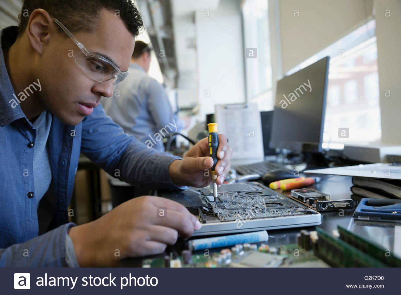 Ingenieur Montage Laptop Elektronik Stockfoto