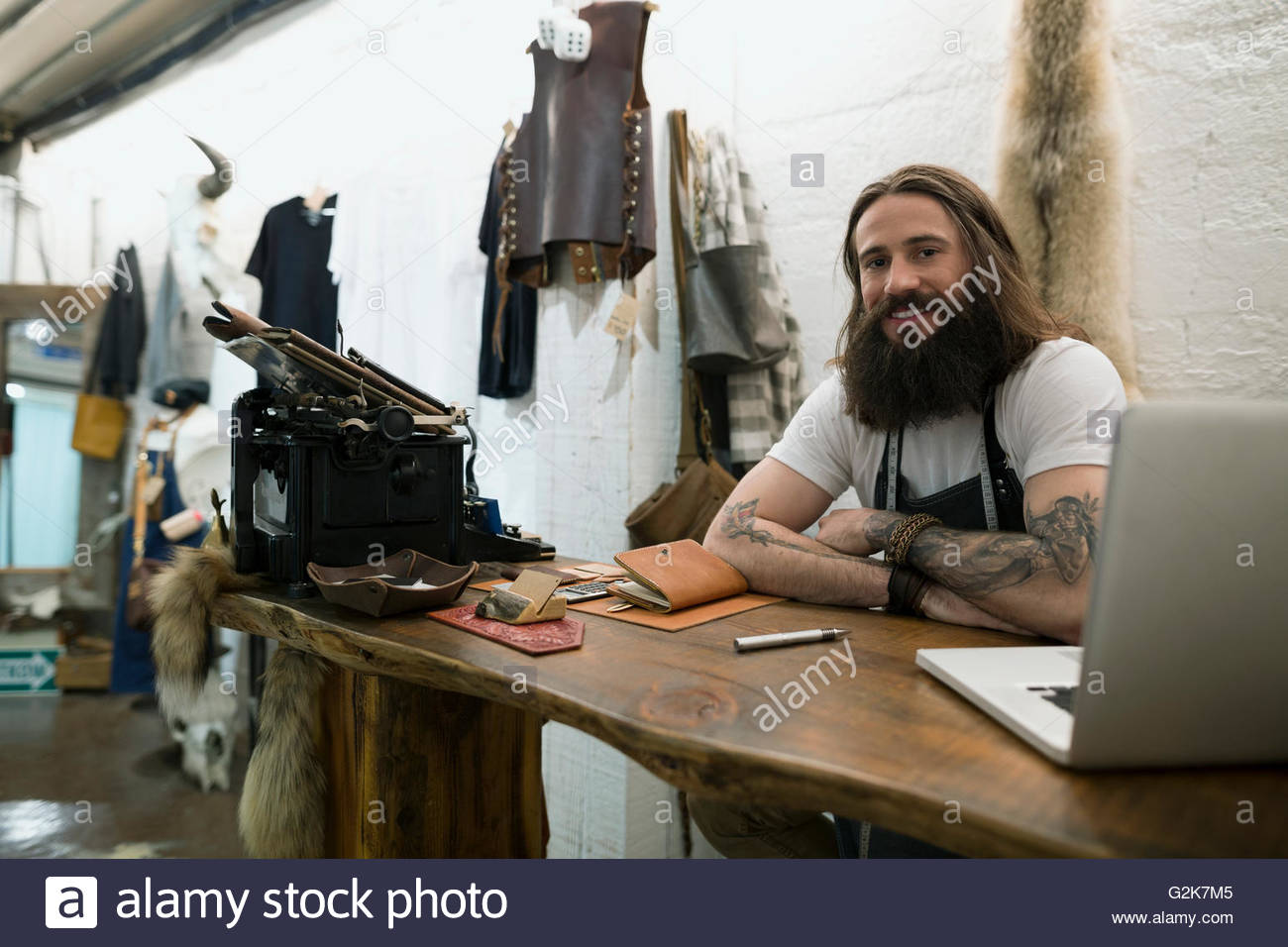 Porträt zuversichtlich Leder Shop Besitzer Unternehmer Stockfoto