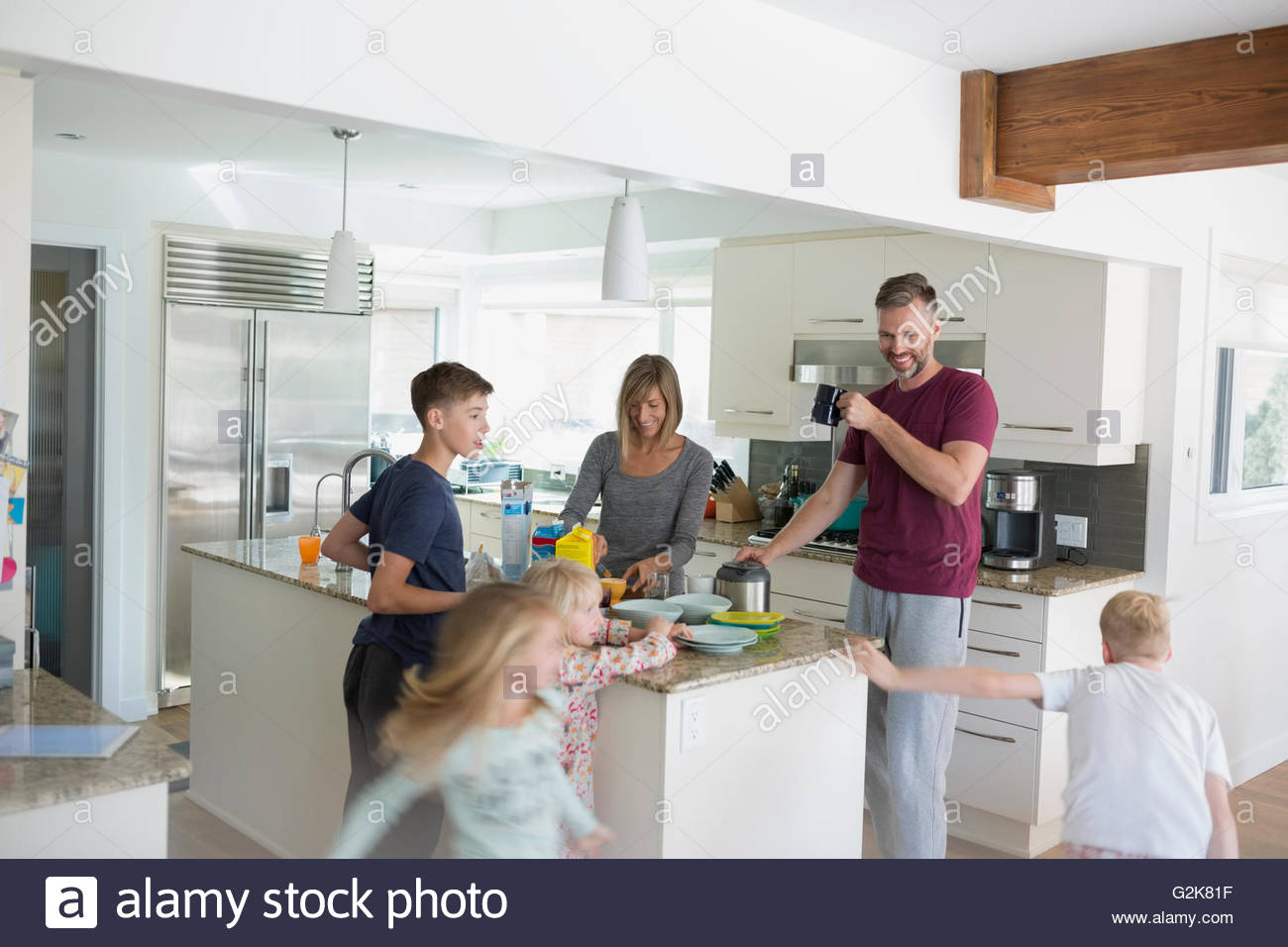 Familie in der Küche das Frühstück zubereitet Stockfoto