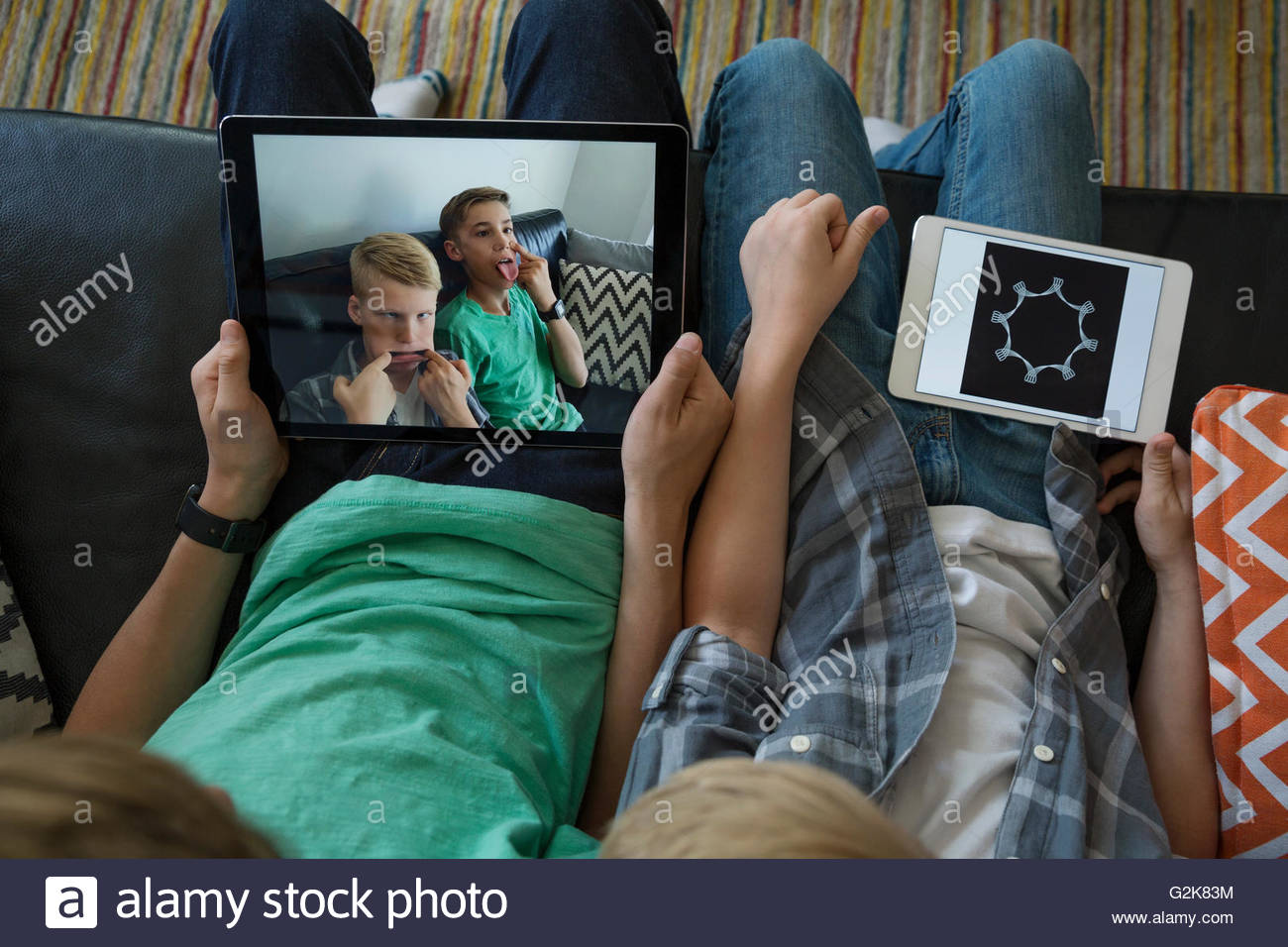 Jungen unter dumme Selfie mit digital-Tablette Stockfoto