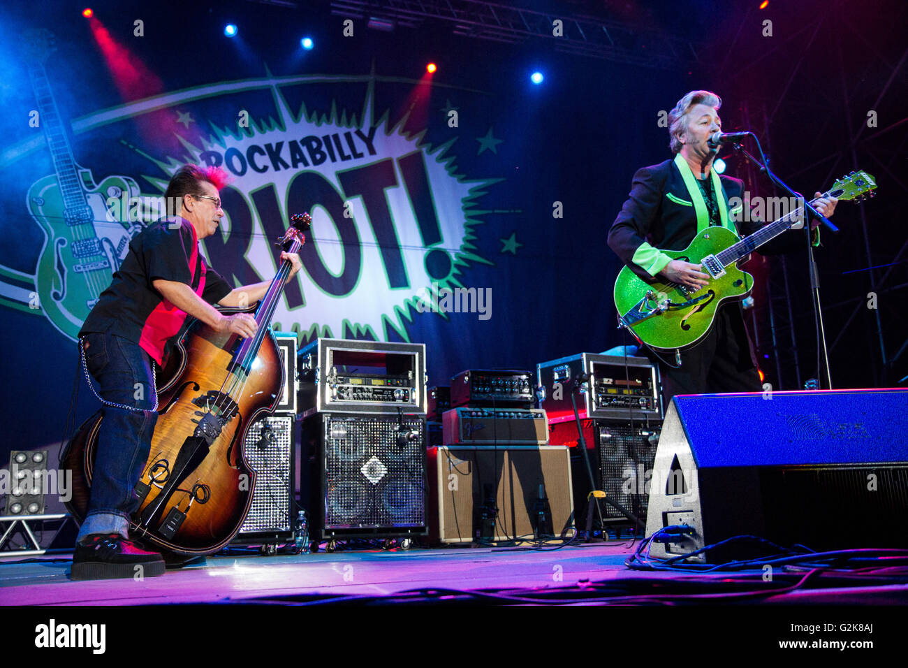 Vigevano, Italien. 2. Juli 2011. Die amerikanische Band Brian Setzer und The Rockabilly Riot führt live auf der Bühne im Castello Sforze Stockfoto