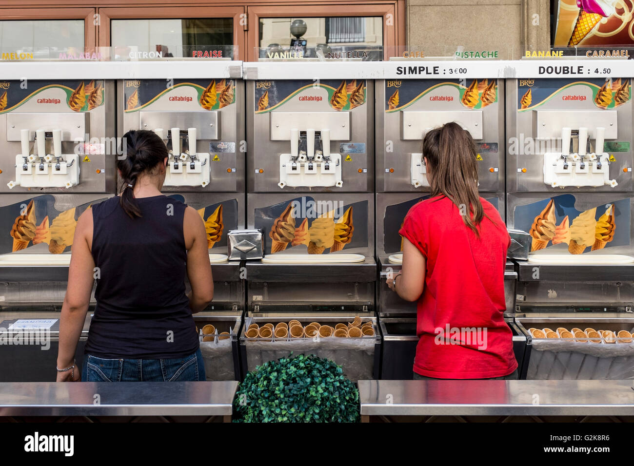 Junge weibliche Server an Softeis stall in der Straße von Avignon, Vaucluse, Provence-Alpes-Côte d ' Azur, Frankreich Stockfoto