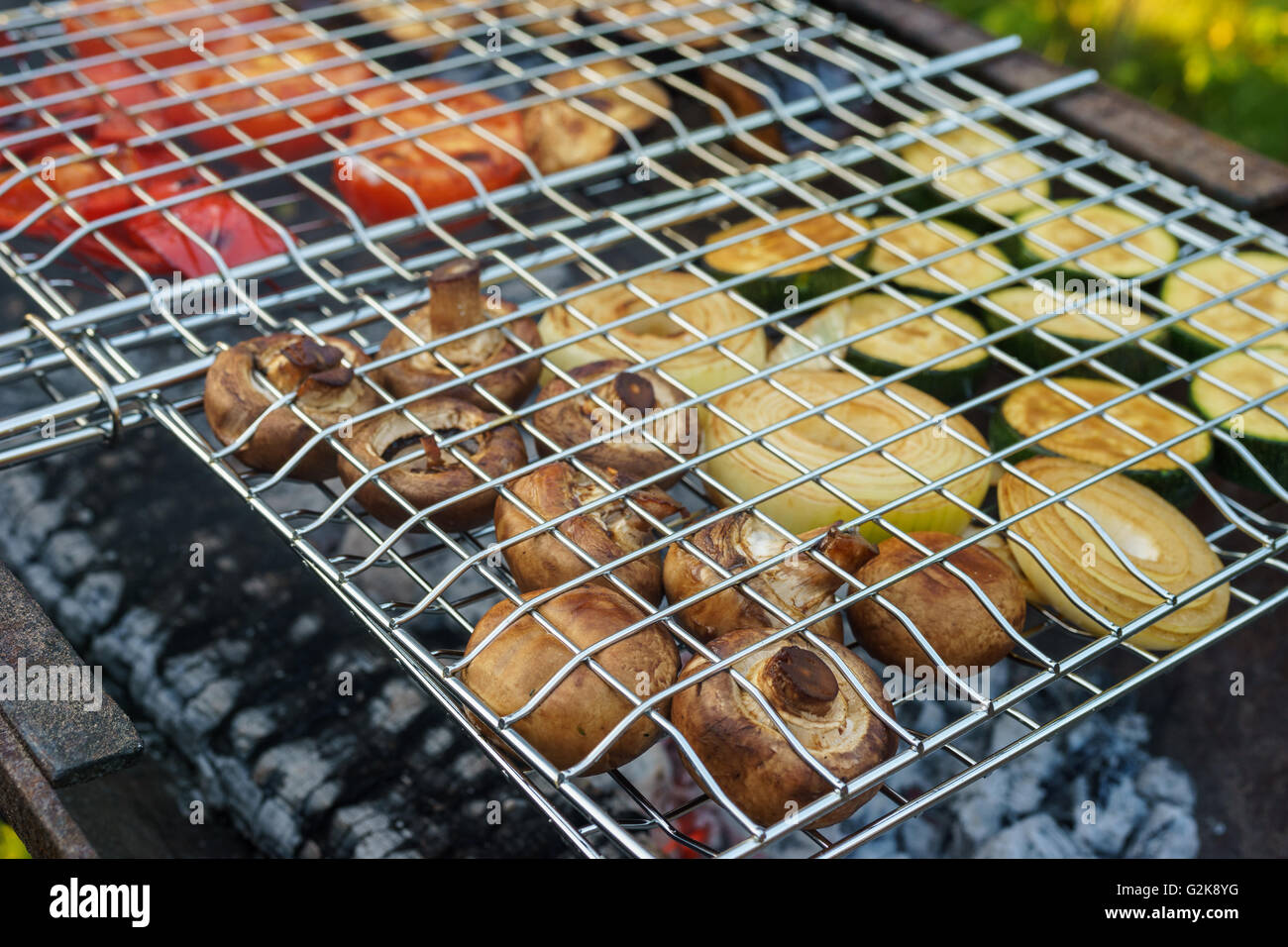 Frischen Champignons und Gemüse Grillen in Rost, Picknick im Sommer im freien Stockfoto