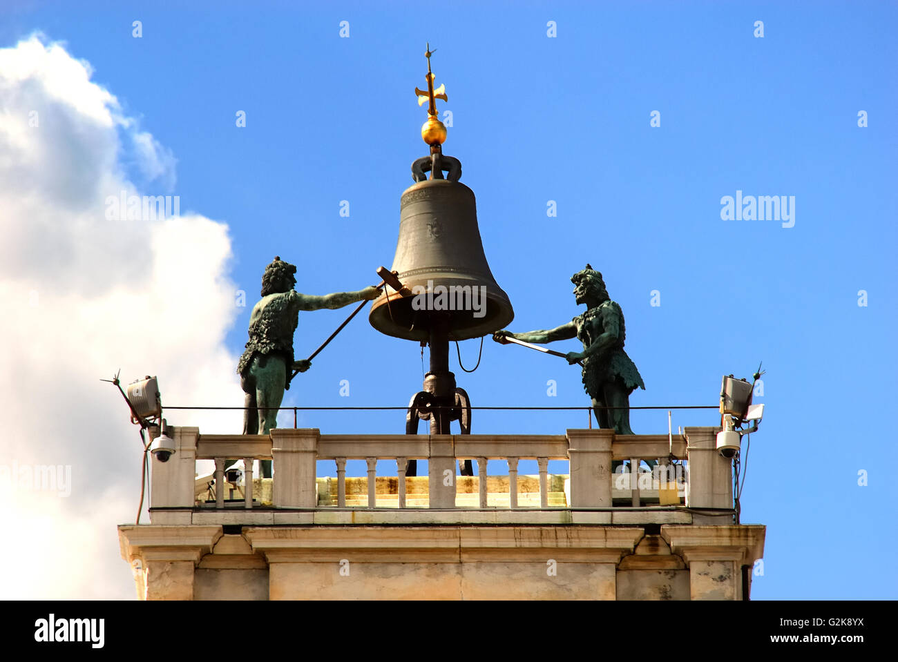 Venedig, Italien. Markusplatz Glockenturm. Auf einer Terrasse an der Spitze des Turms sind zwei große Bronzefiguren (i Mori di Venezia), schwenkbar an der Taille, die Stunden auf eine Glocke schlagen. Gehört andere jung und alt, im Laufe der Zeit zu zeigen, und zwar sagte, Hirten (sie tragen Schaffelle) oder Riesen (sie sind riesige Figuren der großen Masse, notwendig, damit ihre Form in einer Entfernung erkannt werden kann) zu vertreten sie immer bekannt als "die Mauren" wegen der dunkle Patina von Bronze erworben. Die Glocke ist auch originell und wird von einem Simeone, die es im Arsenal im Jahre 1497 gegossen unterzeichnet. Stockfoto