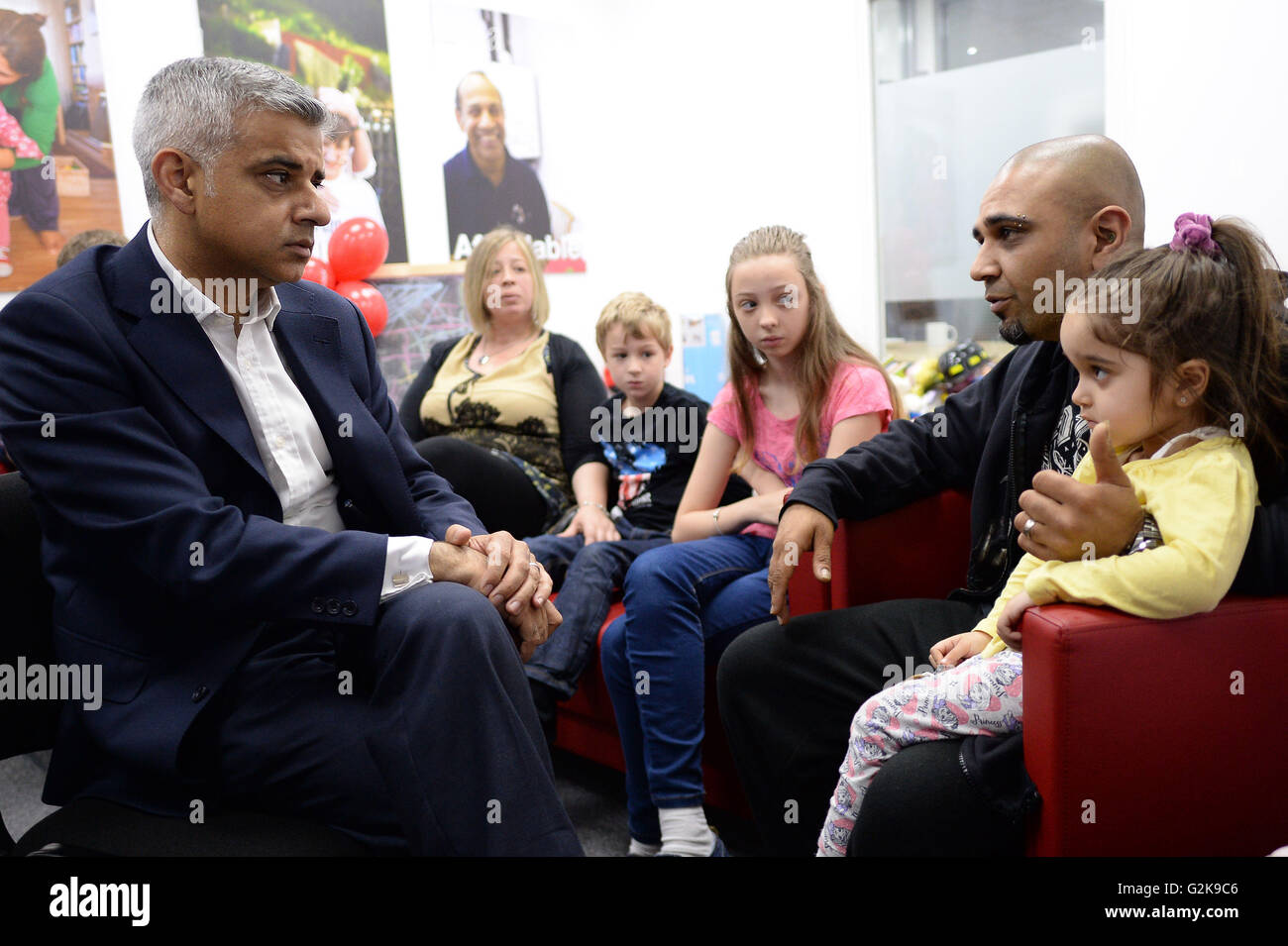 Bürgermeister von London Sadiq Khan trifft Londoner leidenden aus ärmlichen Verhältnissen, hohe mieten und Unsicherheit im privaten Mietsektor mit der Hauptstadt aufgeblasenen Mietmarkt und, die Gefahr laufen, zu Obdachlosen am Drehkreuz London, welches von Obdachlosen Nächstenliebe Shelter, im Norden von London geführt wird. Stockfoto