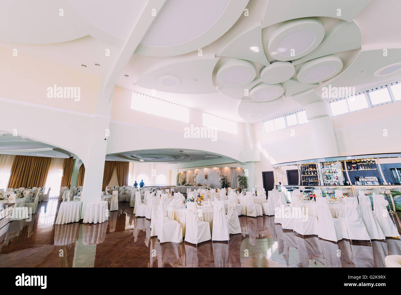 Bankett-Saal mit ausgefallenen Decke Set für Hochzeit oder einer anderen offiziellen Veranstaltung Stockfoto