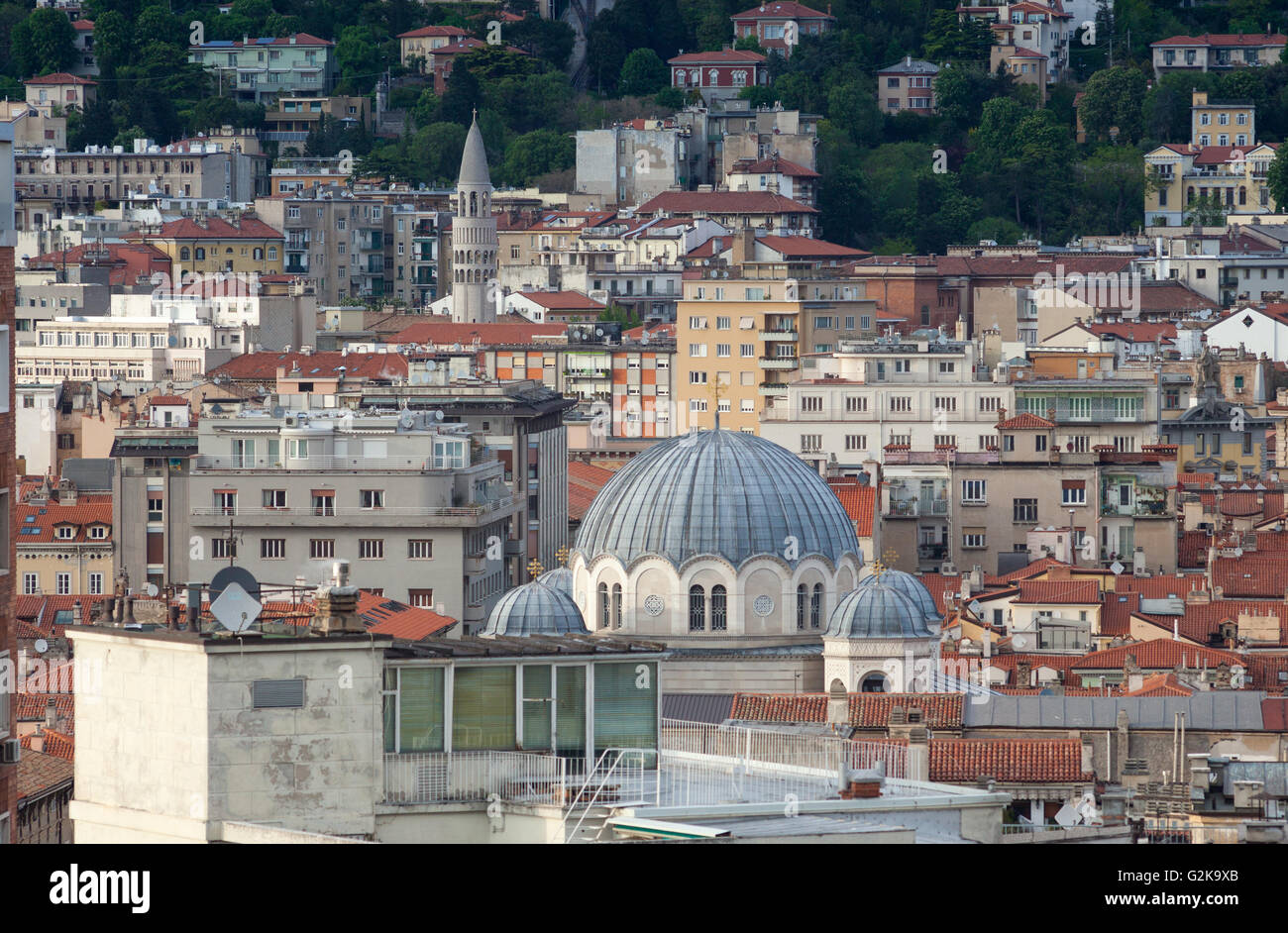 Draufsicht der Heiligen Spyridon Kirche, serbisch-orthodoxen Kirche in Triest, Italien. Stockfoto