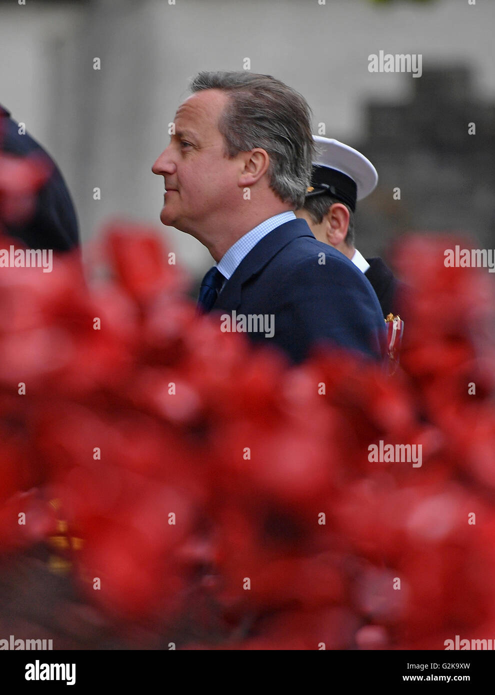 Premierminister David Cameron geht die weinende Fenster-Skulptur aus Keramik Mohnblumen wie sie einen Dienst anlässlich die Hundertjahrfeier der Schlacht von Jütland in St. Magnus Cathedral in Kirkwall, Orkney besuchen. Stockfoto