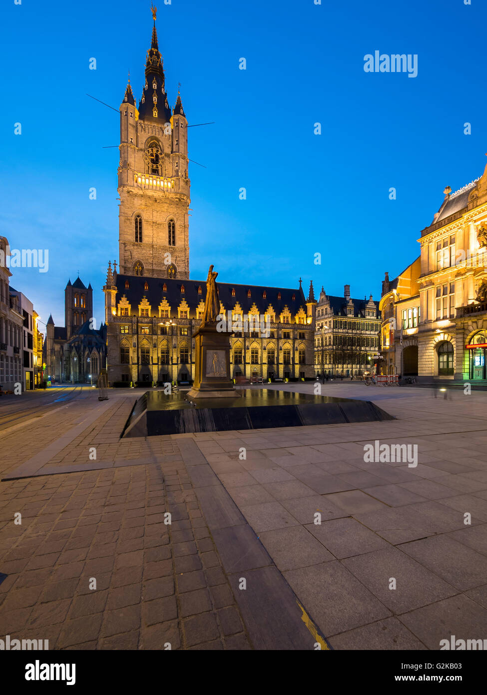 Glockenturm mit Tuchhallen am Sint-Baafsplein, Twilight, Gent, Flandern, Belgien Stockfoto