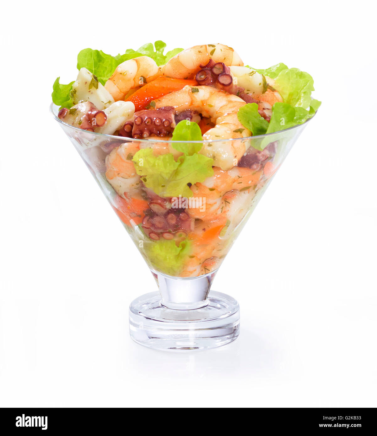 Schüssel mit Salat von Meeresfrüchten, Garnelen und Tintenfisch, weißer Hintergrund Stockfoto