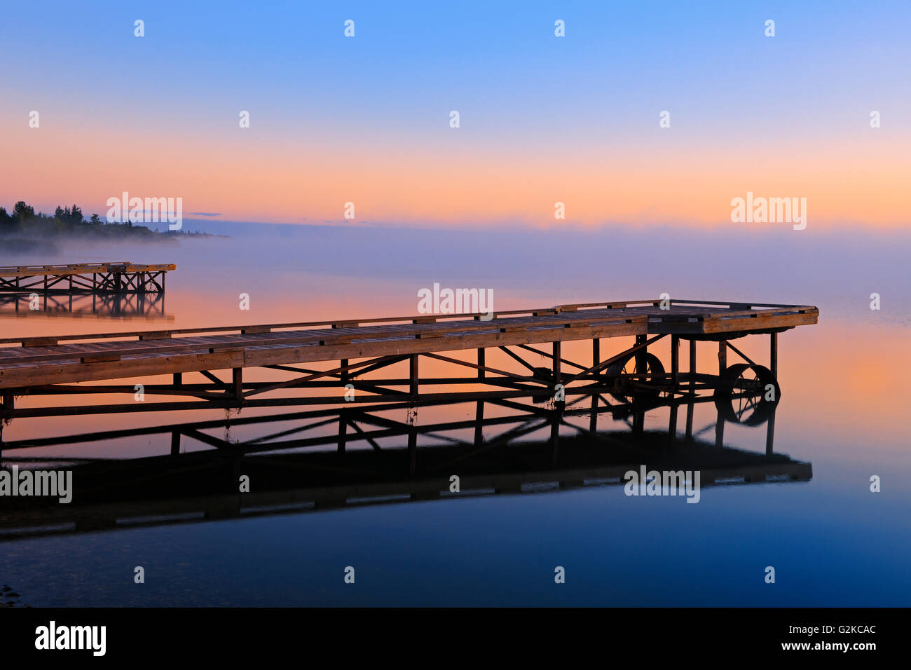 Dock im Nebel bei Sonnenaufgang auf Stör Lake Williamson Provincial Park-British Columbia-Kanada Stockfoto