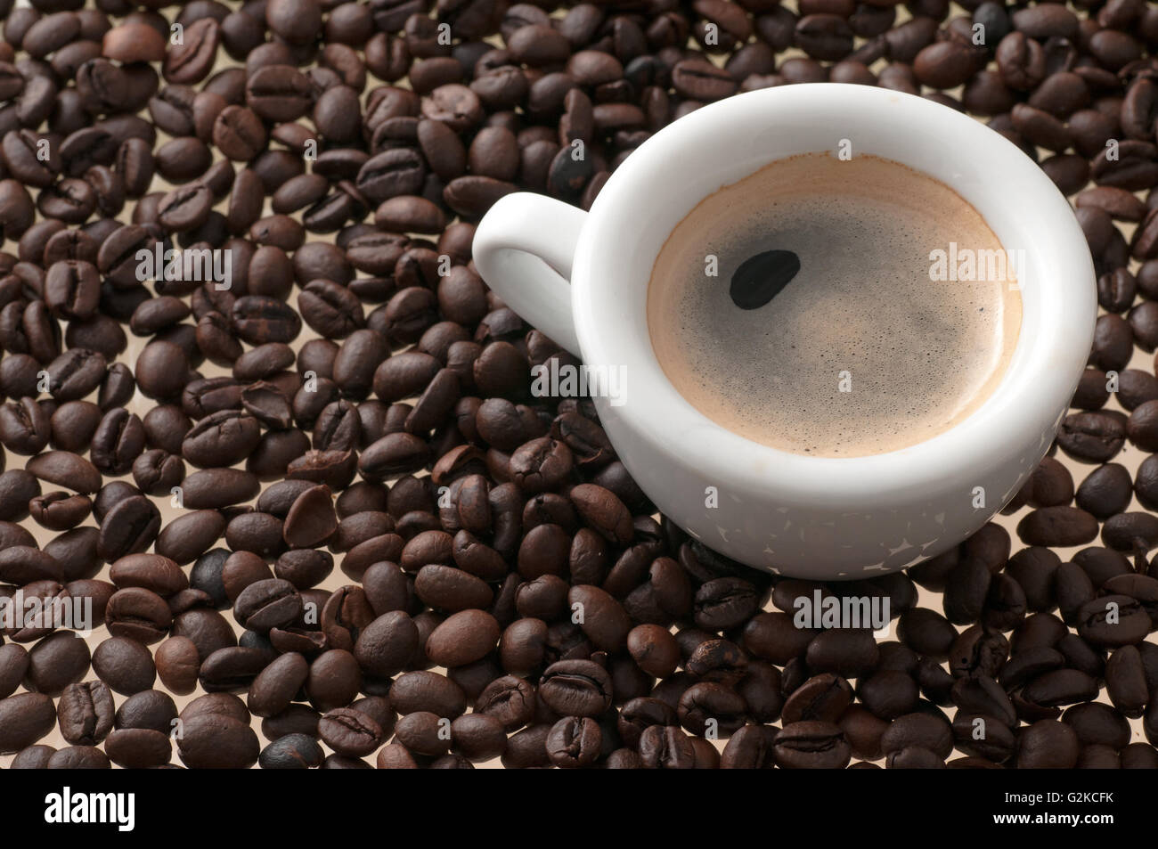 Tasse Kaffee mit Bohnen Stockfoto