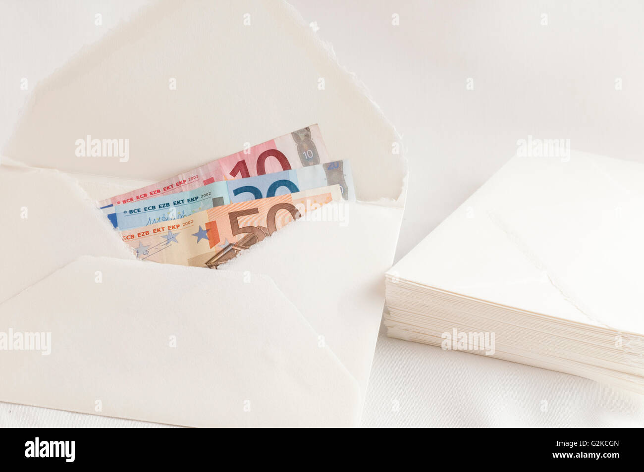 Geben Sie Geld in einem Umschlag Stockfoto