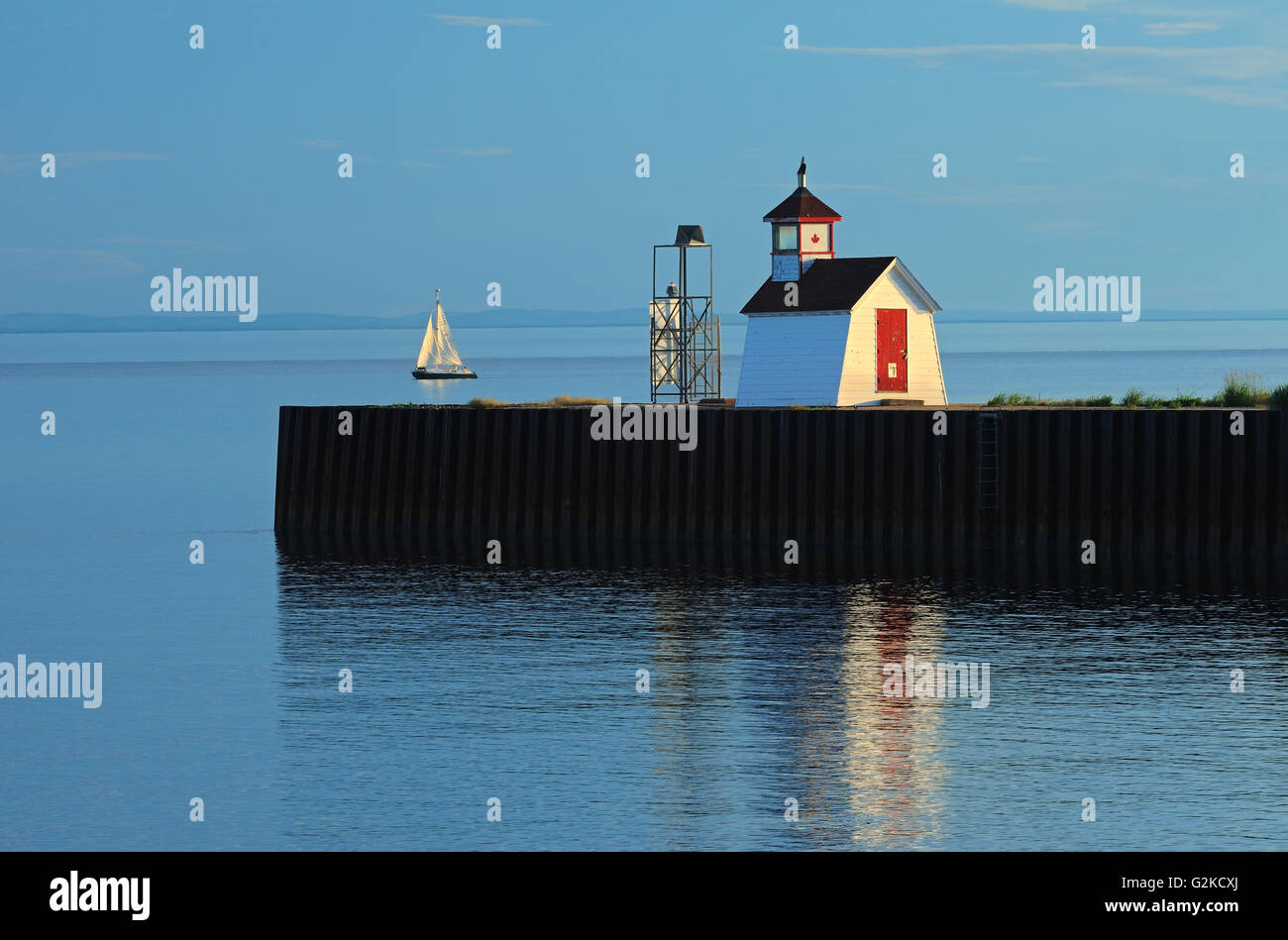 Holz-Inseln Light Station und Segelboot an der Northumberland Strait Holz Inseln Prince Edward Island Kanada Stockfoto