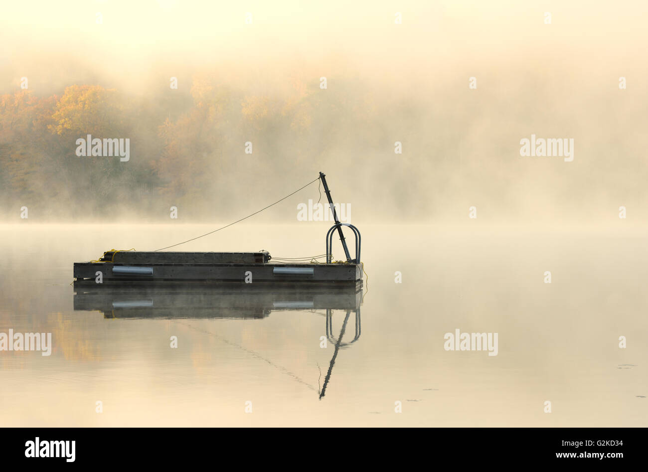 Dock im Nebel am Horseshoe Lake Horseshoe Lake Ontario Kanada Stockfoto