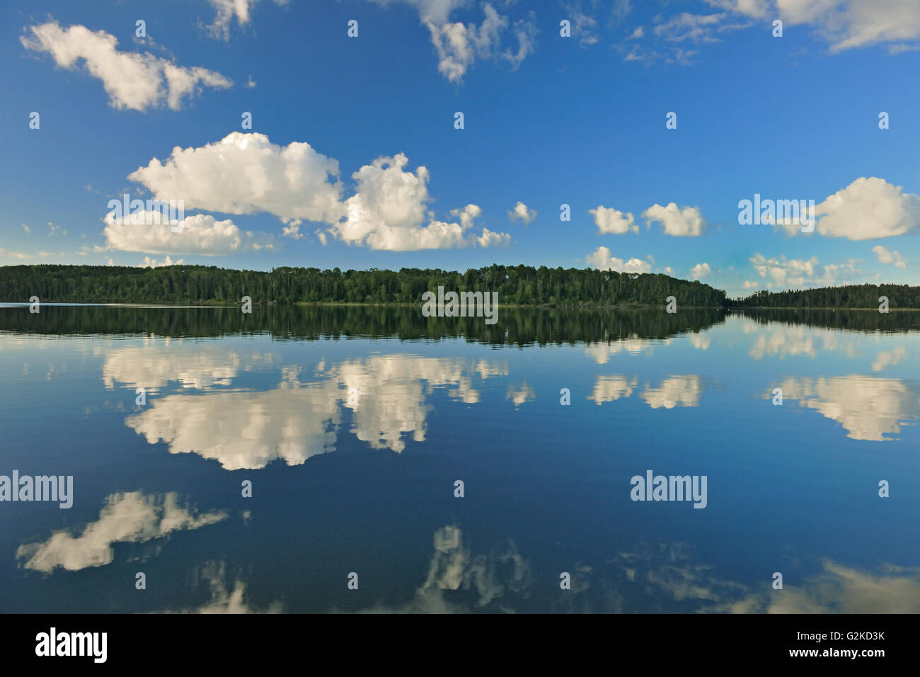 Cumulus-Wolken reflektiert in Lac Seul Ear Falls Ontario Kanada Stockfoto