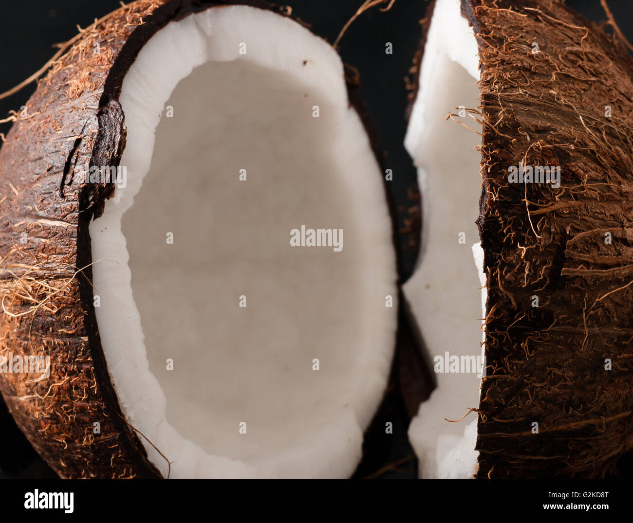 Kokosnuss in Hälfte gebrochen Stockfoto