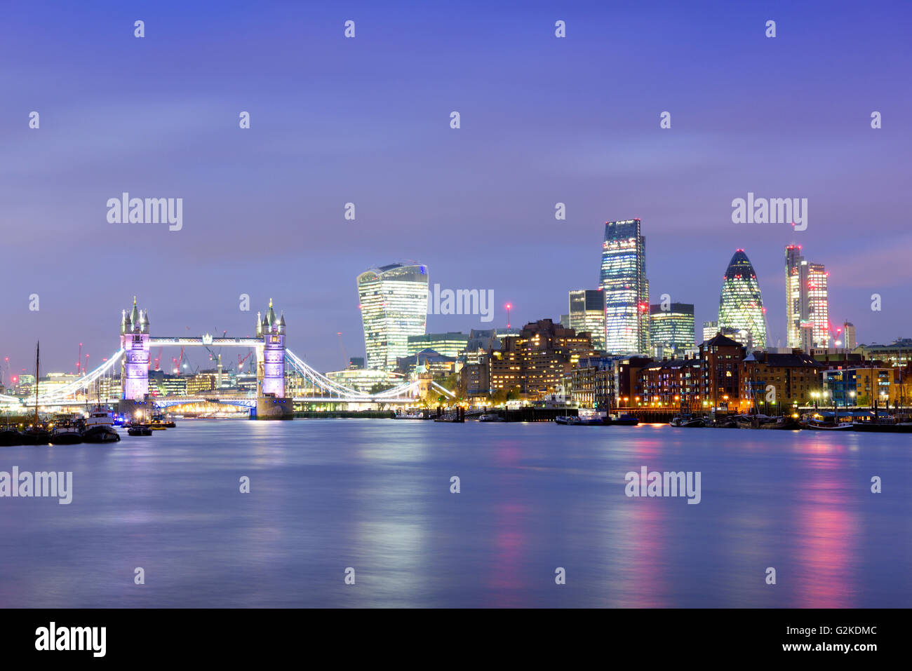 UK, London, Skyline mit Themse zur blauen Stunde Stockfoto