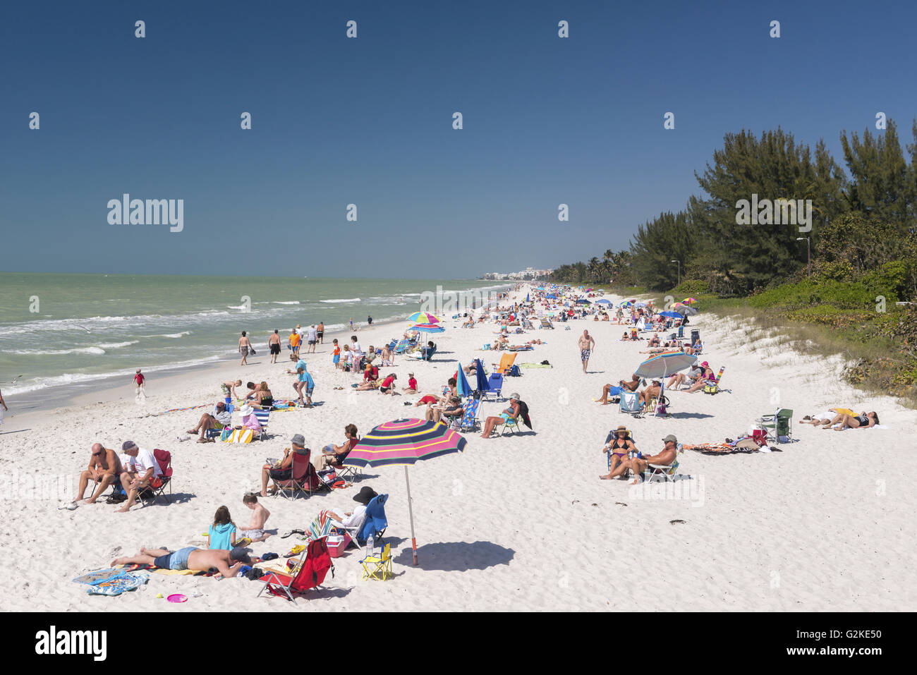 Touristen an den Strand von Neapel, Neapel, Collier County, Florida, Vereinigte Staaten Stockfoto