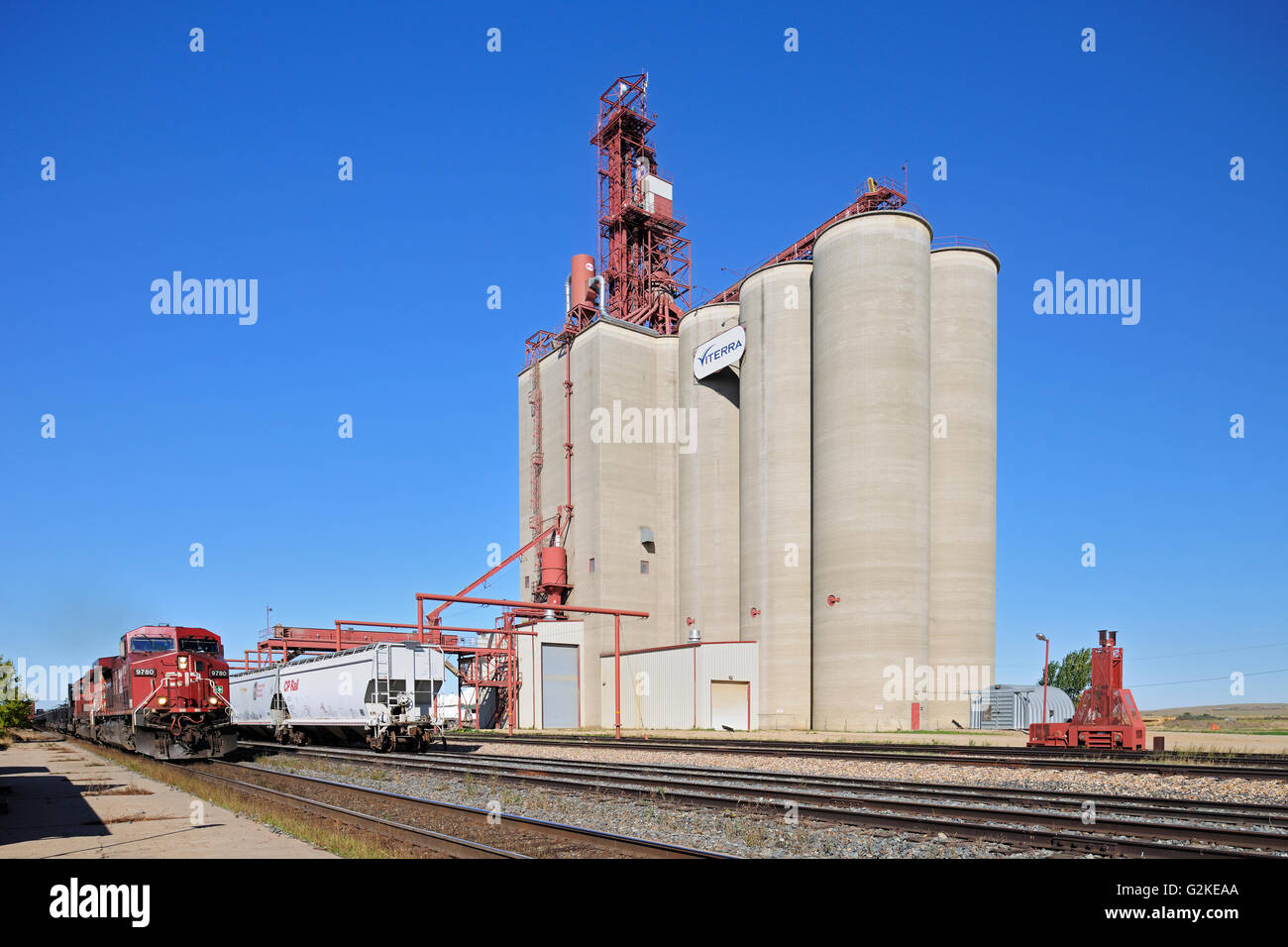 Im Landesinneren Getreide Terminal und Bahnhof mit Eisenbahn verfolgt Maple Creek Saskatchewan Kanada Stockfoto