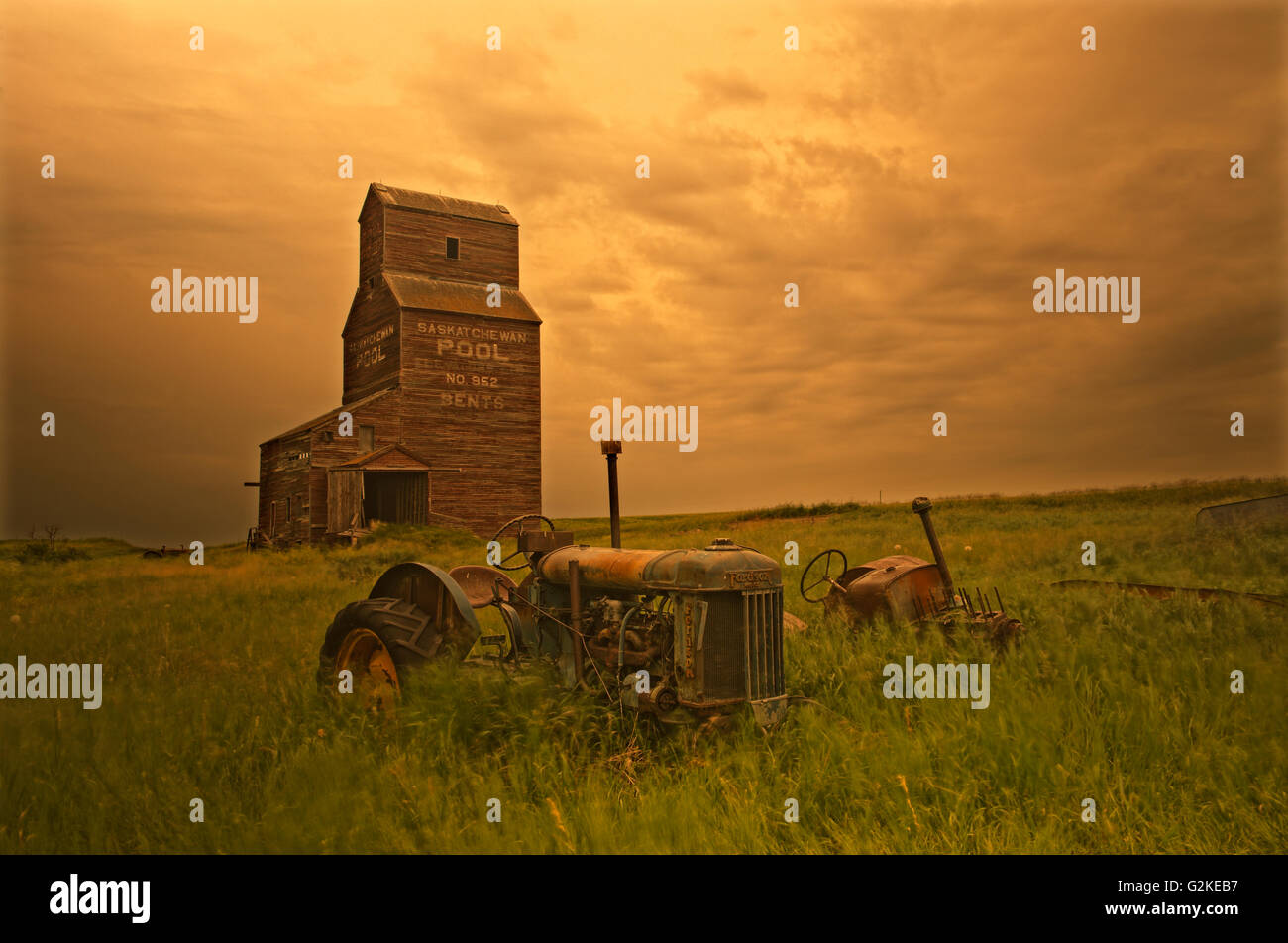 Getreidesilos und alte Traktoren in Geisterstadt Bents Saskatchewan Kanada Stockfoto