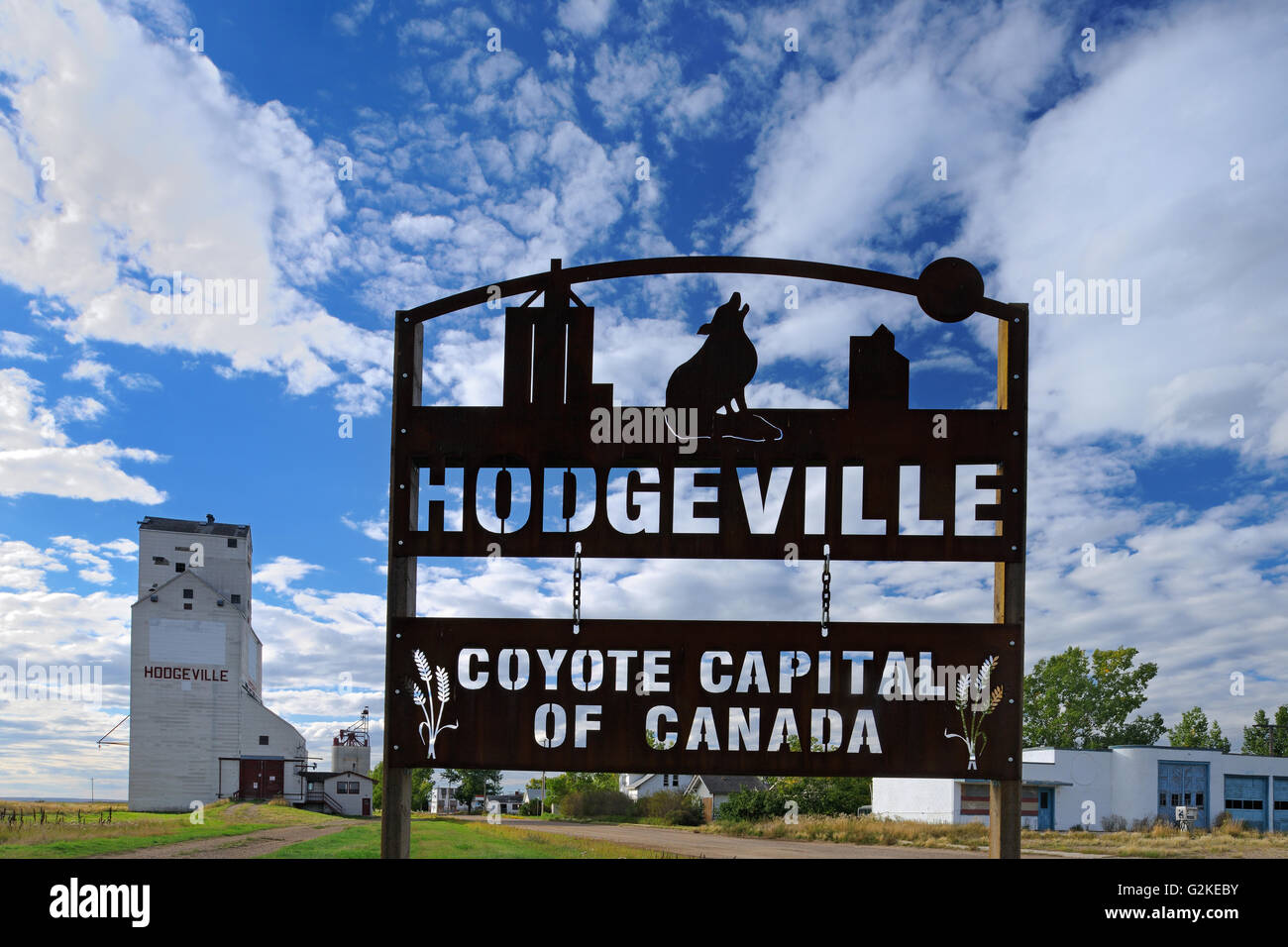 Getreidesilo und Stadt unterzeichnen Hodgeville Saskatchewan Kanada Stockfoto