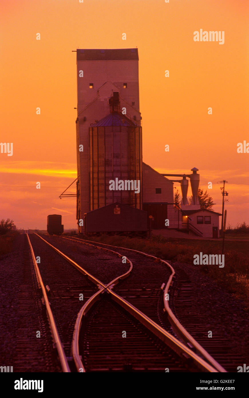 Getreidesilo und Gleisen Silhouette gegen einen Sonnenuntergang sky Wolseley Saskatchewan Kanada Stockfoto