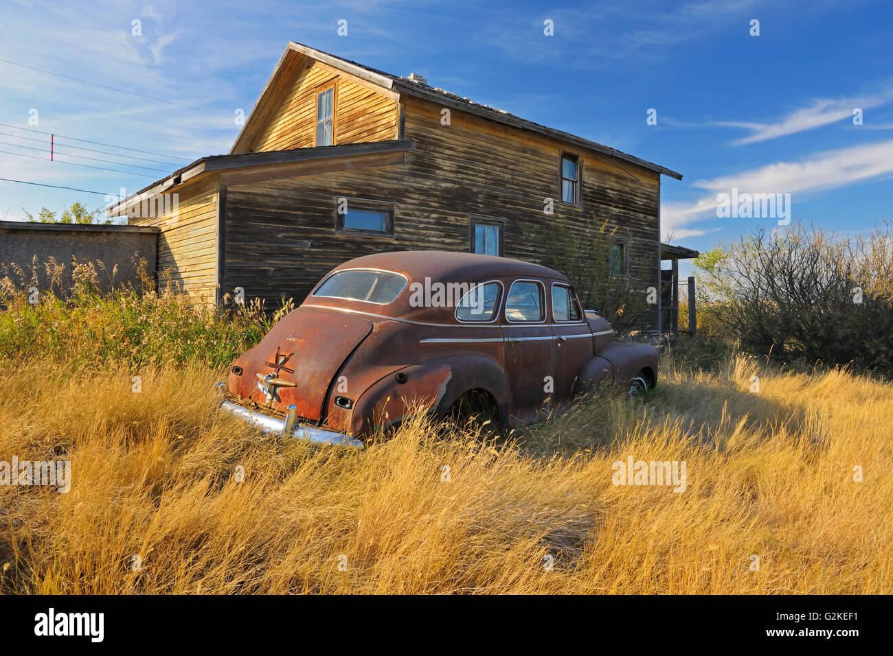 Altes Auto und Haus in Geisterstadt Laverna Saskatchewan Kanada Stockfoto