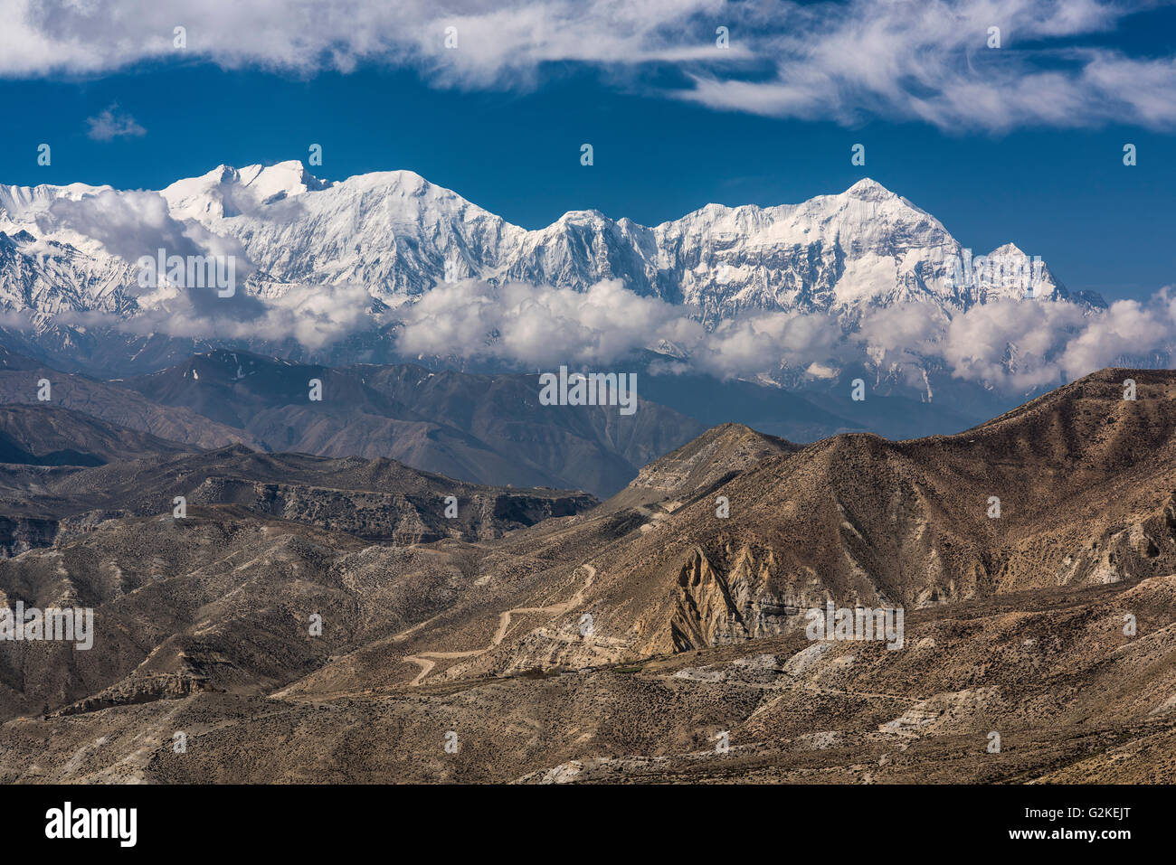 Verschneite Berge, Annapurna und Nilgiri, Berglandschaft in der Nähe von Ghemi, Königreich Mustang, Upper Mustang, Himalaya, Nepal Stockfoto
