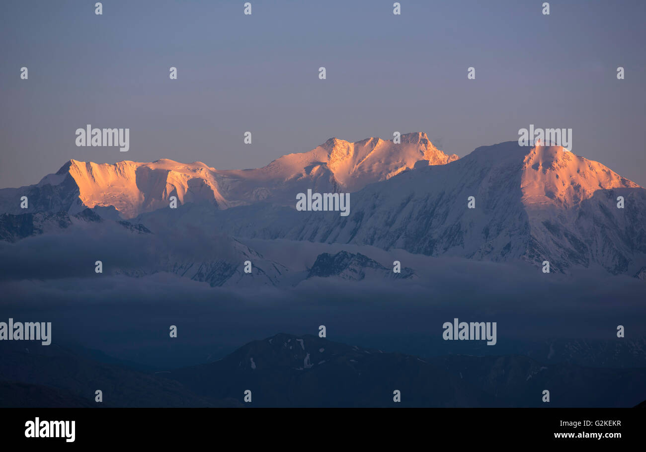 Schneebedeckte Berge, Annapurna, 8091m und Nilgiri im Abendlicht, Berglandschaft in der Nähe von Samar, Königreich Mustang Stockfoto