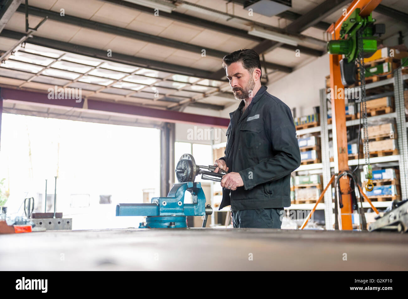 Mechaniker arbeiten, Werkbank, Werkbank Schraubstock Stockfoto