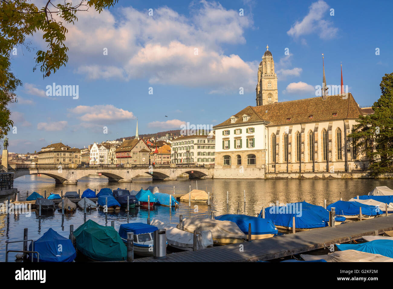 Schweiz, Zürich, Blick zum Großmünster, Limmat-Fluss Stockfoto