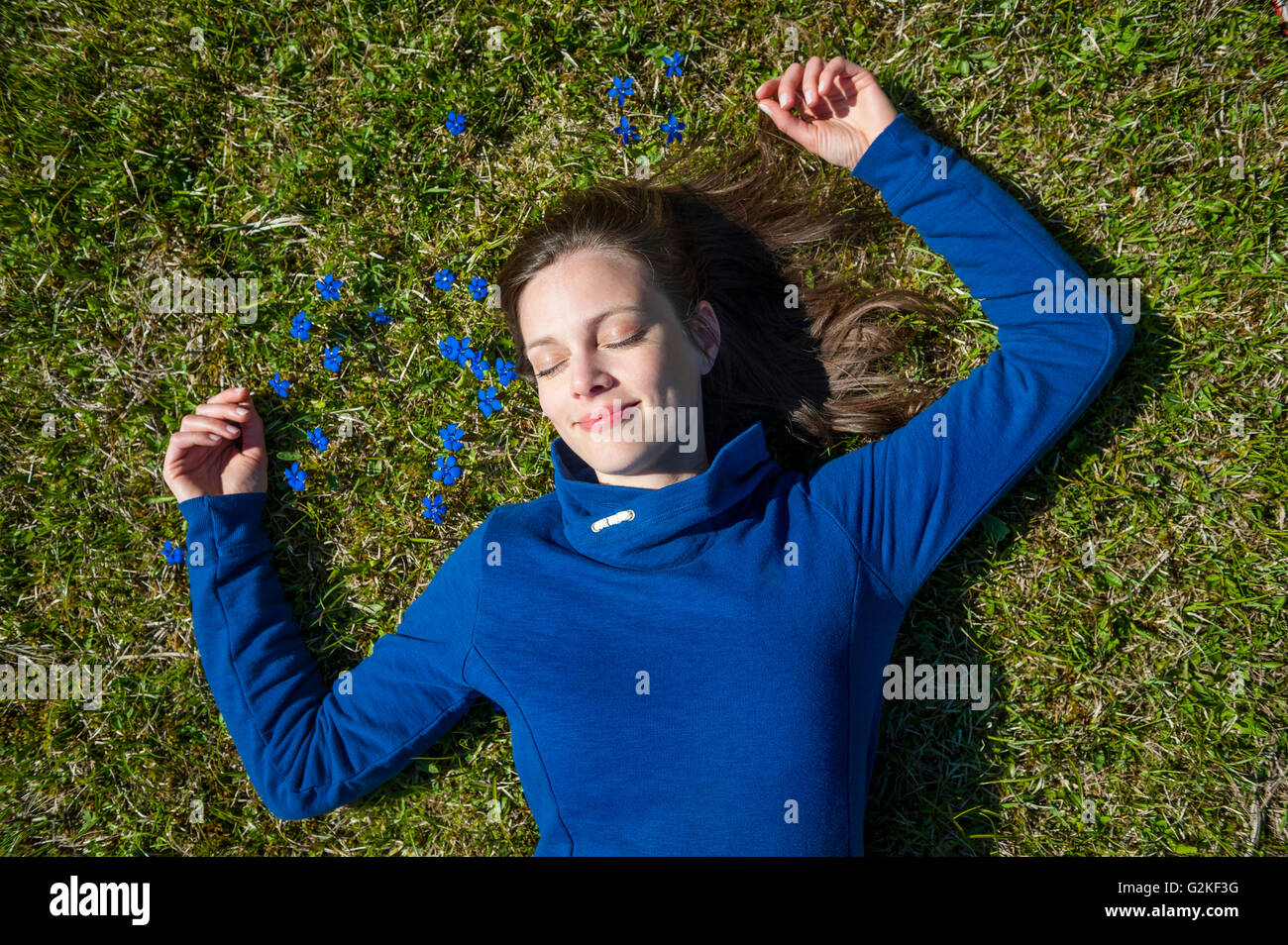 Entspannte Frau im Gras liegen Stockfoto