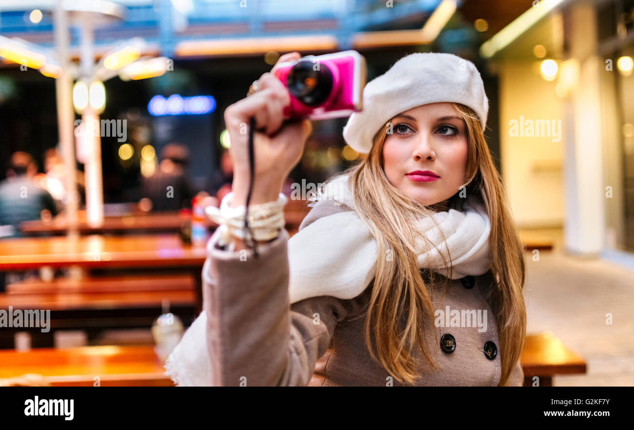 Porträt der jungen Frau mit Baskenmütze nehmen Selfie mit Digitalkamera Stockfoto