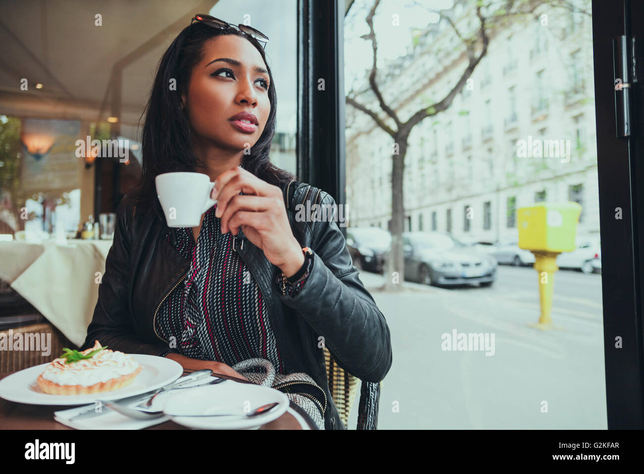Portrait von junge Frau sitzt in einem Café Kaffee trinken Stockfoto