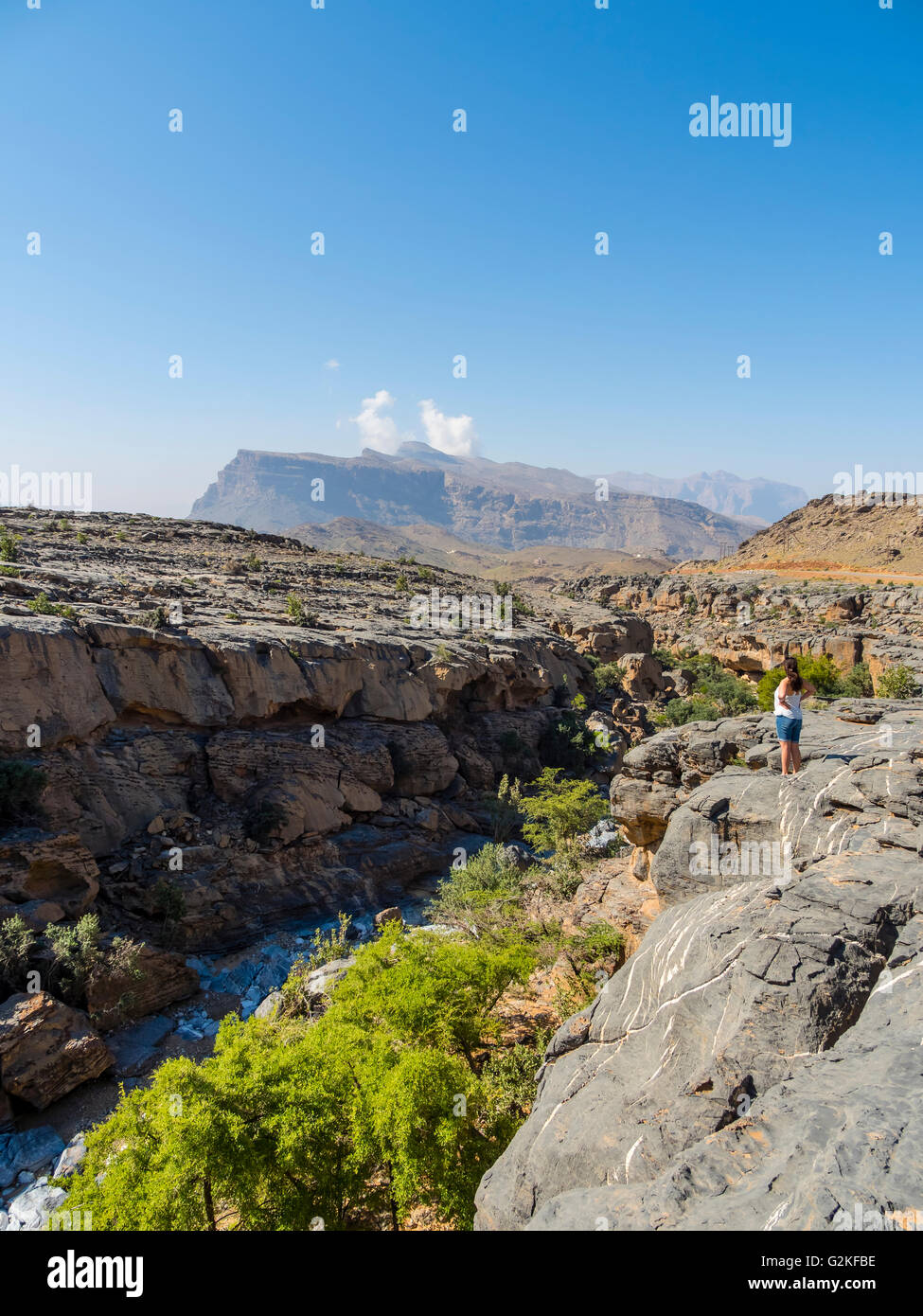 Oman, Jebel Shams, Frau stand am Aussichtspunkt Stockfoto