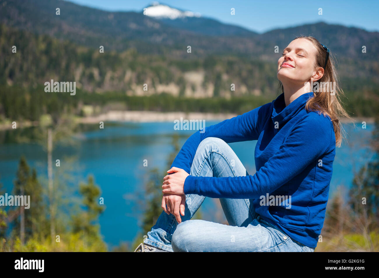 Deutschland, Bayern, Frau entspannend am See Barmsee Stockfoto