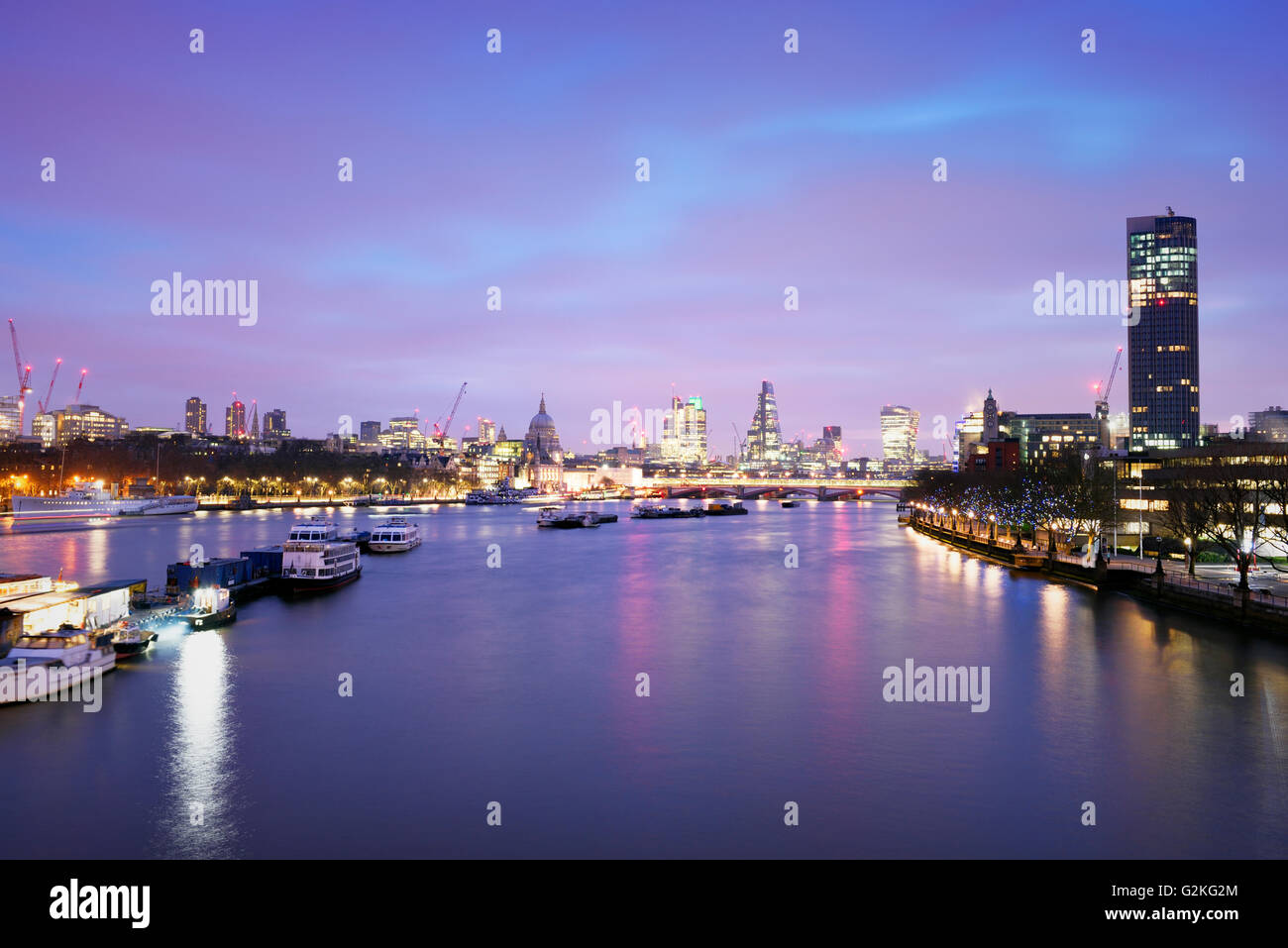 UK, London, Skyline mit Themse im Morgengrauen Stockfoto