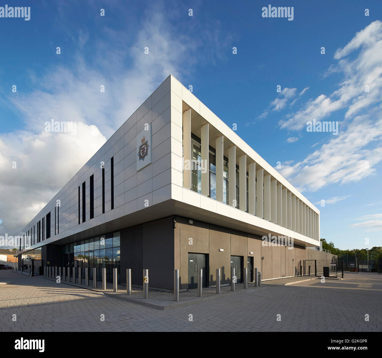 Ecke Höhe des 2-geschossigen Gebäudes. Keynsham Custody Suite und Verfolgung und Untersuchung Anlage, Keynsham, Vereinigtes Königreich. Architekt: Haverstock Associates LLP, 2014. Stockfoto