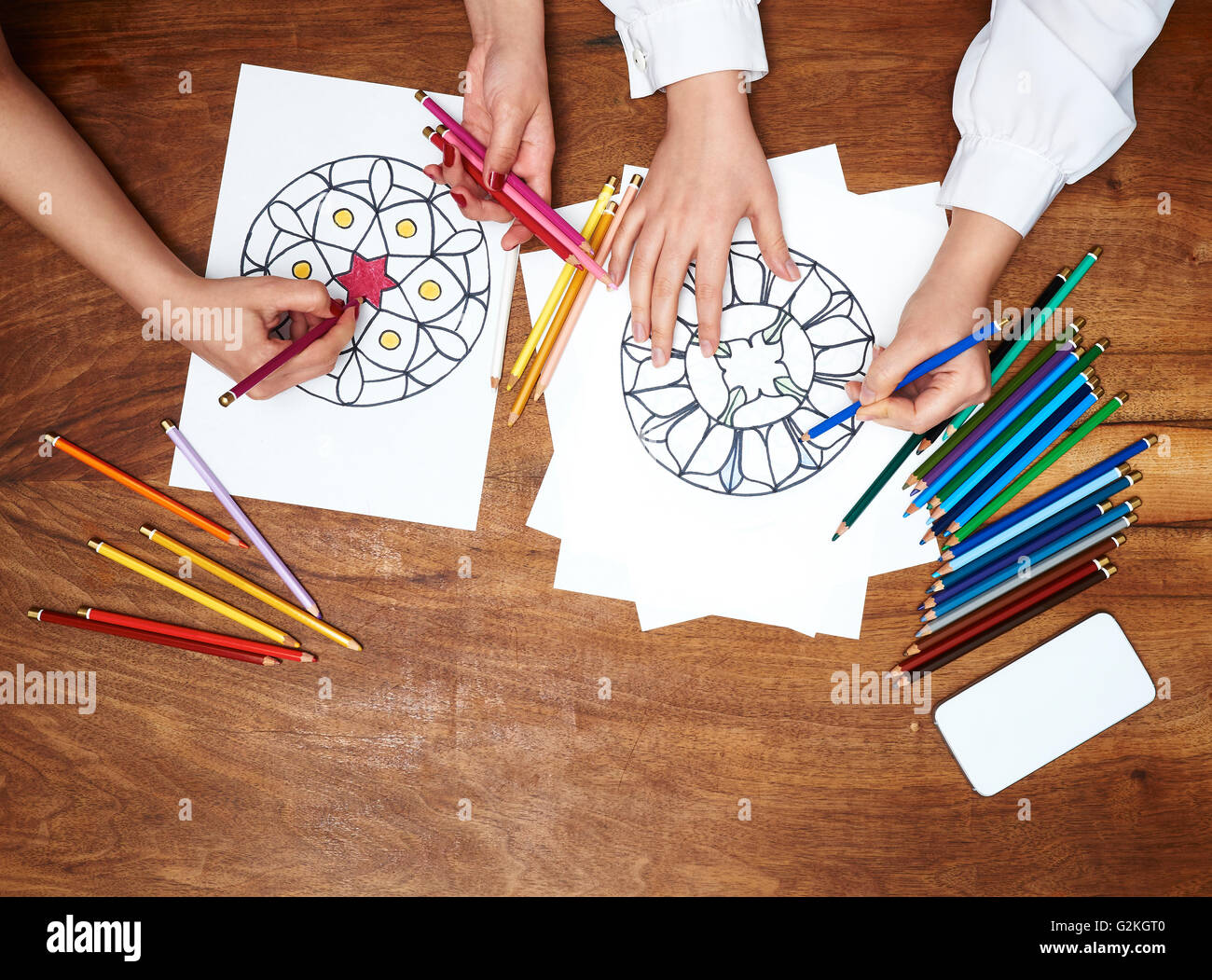Hände zeichnen von mandalas Stockfoto