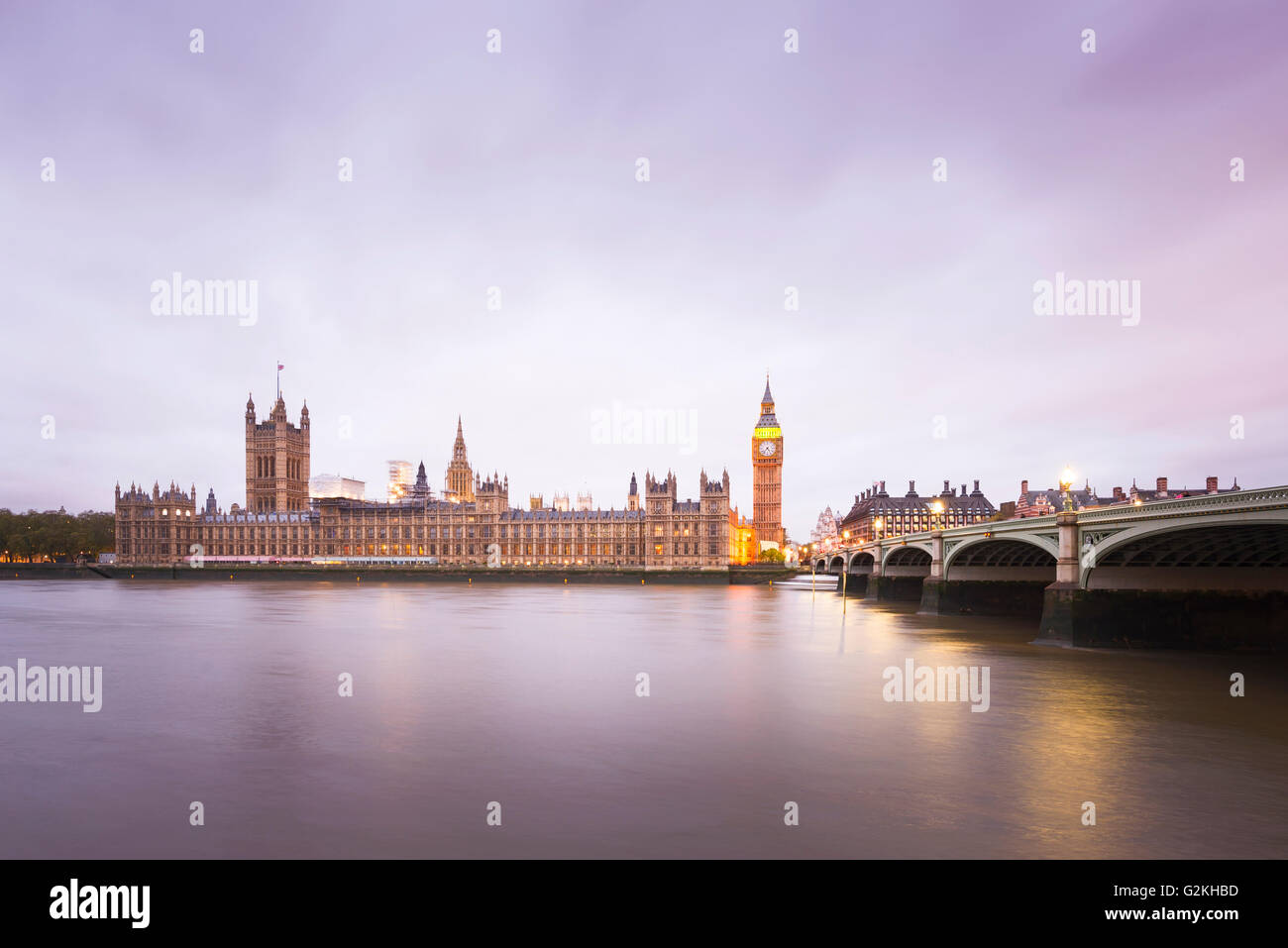 Vereinigtes Königreich, England, Big Ben und die Houses of Parliament und Themse-Brücke am Abend Stockfoto