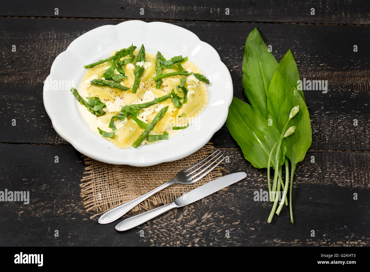 Ravioli gefüllt mit Spinat und Ricotta, grünem Spargel und Sauce Hollandaise auf Platte Stockfoto
